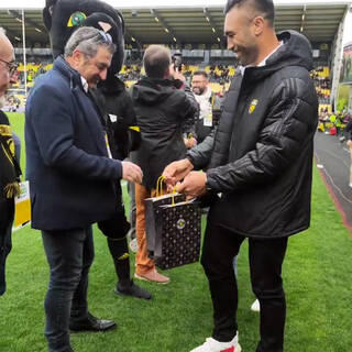 Maillot dédicacé remis par Victor Vito !