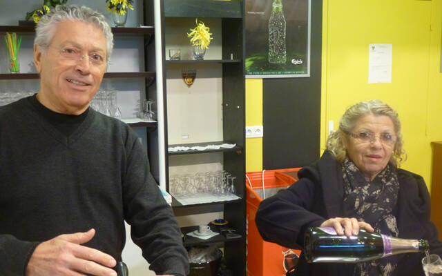 Sous la Tribune Officielle...