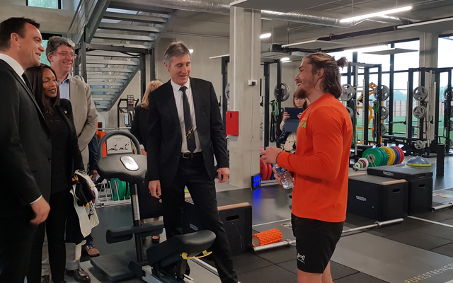 Minute Jaune et Noire - La Ministre visite l'Apivia Parc