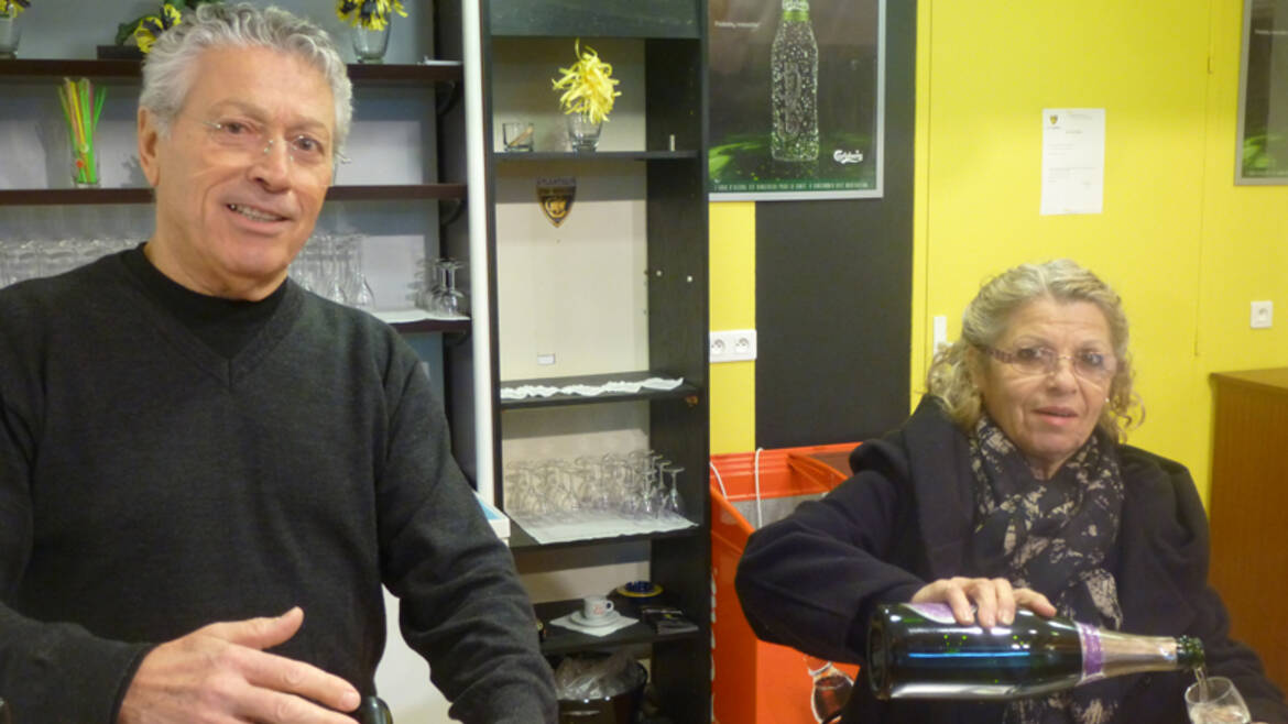 Sous la Tribune Officielle...