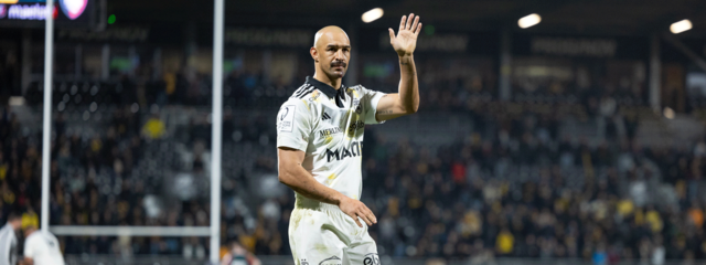 Les maillots de trois matches mis aux enchères !