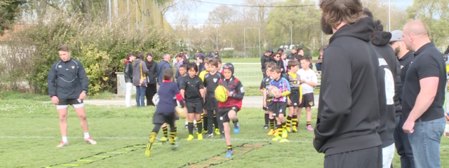 Visite des joueurs à la Plaine des Jeux